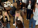 Ehemalige im intensiven Austausch – das Treffen lebte vom persönlichen Dialog.