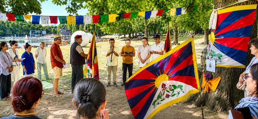 Exil-Tibeter feiern den 91. Geburtstag des Dalai Lama am Aasee in Münster.